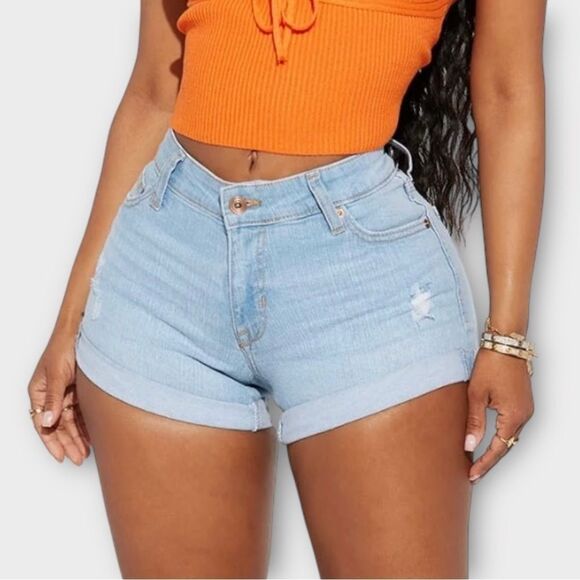 Fashion Nova Mid Rise Stretch Denim Shorts in Light Blue Wash Size 5 - Picture 1 of 8